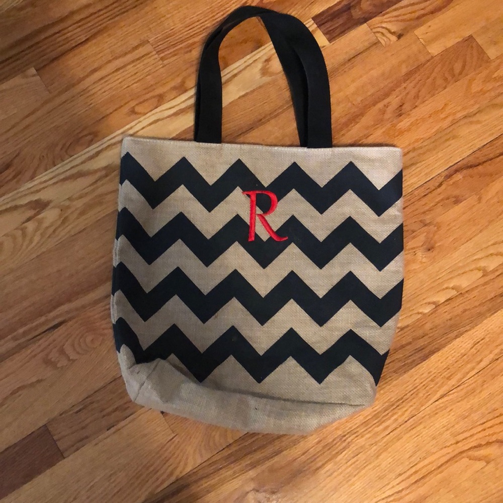 Tote with zig zag design